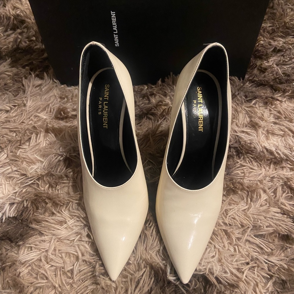 SAINT LAURENT
Teddy patent-leather pumps
